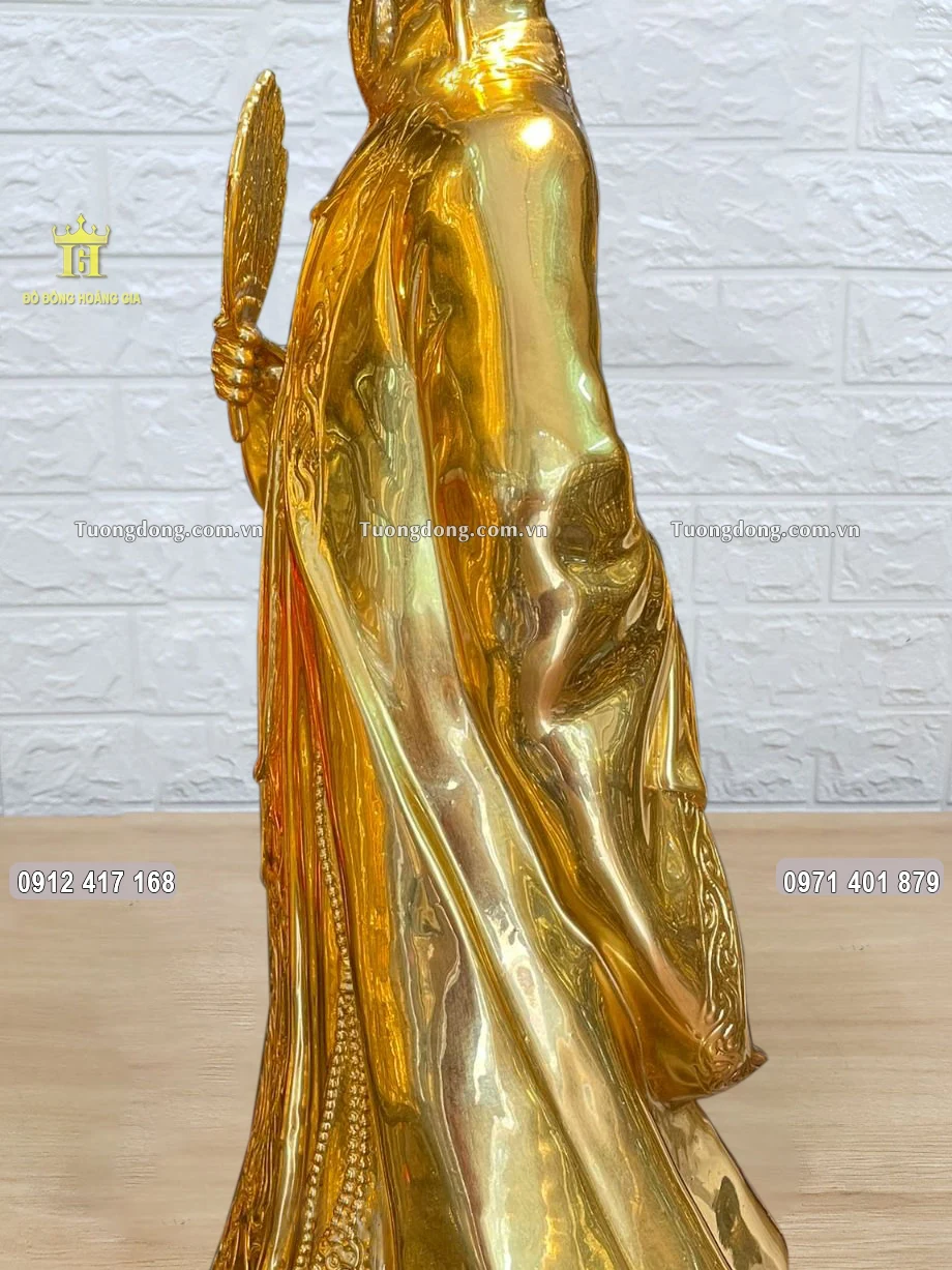 Toàn bộ bề mặt bức tượng được dát vàng 24K sang trọng